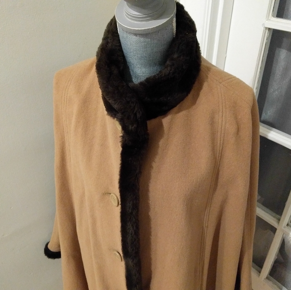 1970s Luba Rudenko Vintage Cape - Picture 3 of 8